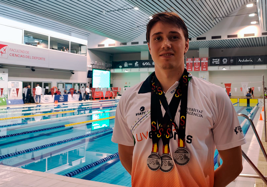 participante en natación con las medallas